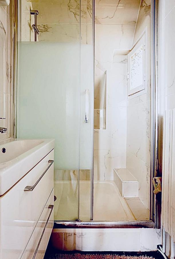 Beautiful Apartment With A View Of Eiffel Tower In Center Paris Extérieur photo